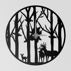 Könnte beinhalten: Schwarze Metall-Wanduhr mit einer Waldszene mit Hirschen. Das Zifferblatt ist eine kreisförmige Silhouette von Bäumen, Gras und Hirschen. Die Zeiger der Uhr sind silberfarben. Ein dekoratives Stück für ein rustikales Zuhause.