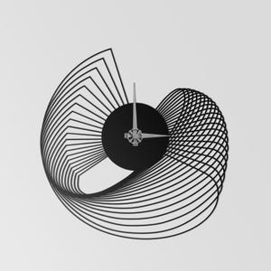 Peut inclure: Une horloge murale moderne avec un cadran noir circulaire et des aiguilles argentées. L'horloge présente un design abstrait unique avec des lignes noires incurvées qui créent un effet de spirale. Les aiguilles de l'horloge sont argentées.
