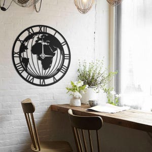 Horloge Murale Métal Carte du Monde avec Chiffres Romains – Silencieuse – Effet Flottant – 5 options de couleur – Déco Voyage Élégante