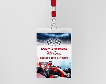 Op de afbeelding: Een rood en wit VIP-pas met een geruit vlagontwerp. De tekst op het pas luidt "VIP PASS Pit Crew Carter's 10th Birthday". Een rode raceauto is afgebeeld op het pas.