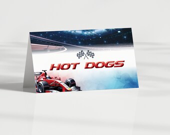 Puede incluir: Un coche de carreras rojo con una bandera a cuadros sobre un fondo azul y blanco. El texto "HOT DOGS" está en letras rojas.