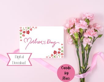Puede incluir: Una tarjeta blanca con flores rosas y el texto "Mother's Day" en escritura rosa. La tarjeta está sobre un fondo rosa con una cinta rosa y un ramo de claveles rosas. El texto "Descarga digital" está en una pancarta rosa debajo de la tarjeta. Un círculo rosa con el texto "Cards by Staci" está en la esquina inferior derecha.
