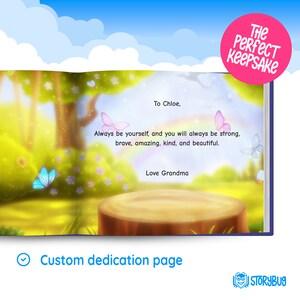 Puede incluir: Una p&aacute;gina de dedicatoria personalizada para un libro infantil con una escena de bosque de ensue&ntilde;o. La p&aacute;gina presenta una cita sobre ser uno mismo y un mensaje de "Love Grandma" a "Chloe".