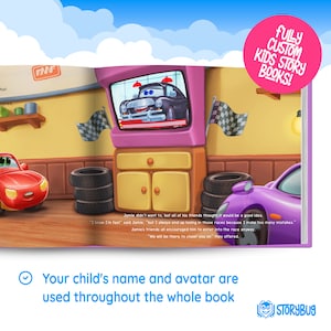 K&ouml;nnte beinhalten: Eine bunte Illustration eines Kinderbuches mit einem Cartoon-Auto und einer karierten Flagge. Der Buchumschlag enth&auml;lt den Text "Vollst&auml;ndig personalisierte Kindergeschichtenb&uuml;cher!" und "Der Name und der Avatar Ihres Kindes werden im gesamten Buch verwendet".