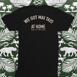Uniseks Rita&#39;s Lost Weekend T-shirt &#39;We Got Mai Tais At Home&#39; in vintage zwart