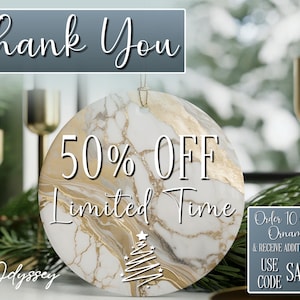 K&ouml;nnte beinhalten: Runder Weihnachtsschmuck mit einem Marmormuster in Wei&szlig; und Gold. Der Schmuck tr&auml;gt den Text "50% OFF Limited Time" und "Thank You". Ein Weihnachtsbaum-Design ist ebenfalls sichtbar.