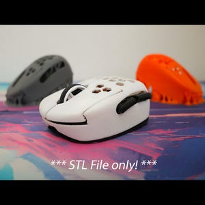 Peut inclure: Trois souris d'ordinateur avec des coques à motif en nid d'abeille en blanc, gris et orange. La souris blanche possède une molette et des boutons latéraux noirs. Le texte "*** STL File only! ***" est imprimé en bas de l'image.