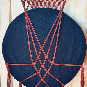 Porta Handpan in Macramè su Misura, Supporto da Parete per Strumenti Musicali 54-57 cm, Decorazione Boho Chic per Appendere Handpan, Handpan