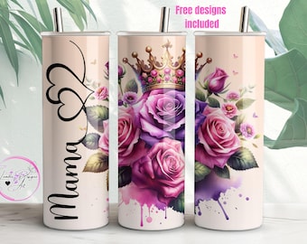 Può includere: Tre bicchieri in acciaio inossidabile con un design floreale rosa e viola. Il bicchiere a sinistra ha la parola "Mama" stampata. Il bicchiere al centro ha una corona con gioielli. Il bicchiere a destra ha un design floreale con rose rosa e viola.