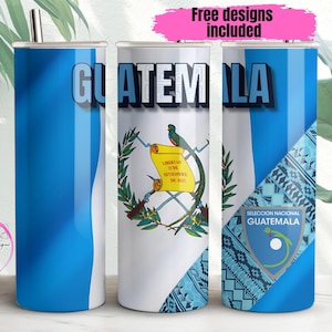 Könnte beinhalten: Drei Edelstahlbecher mit dem Design der guatemaltekischen Flagge. Das Design umfasst das Wort "GUATEMALA", das guatemaltekische Wappen und ein blau-weißes geometrisches Muster. Die Becher haben einen silbernen Strohhalm. Jeder Becher ist etwa 20 cm hoch.