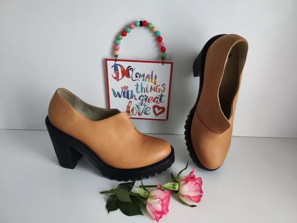 Escarpins Dr Doc Martens Cordelia marron clair à talons et talons