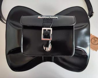 【レディース】Dr. Martens Vegan Bow バッグ Vegan Bow Shaped Bag in Black | Dr. Martens