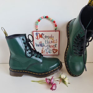 1460 THE CLASH（ARMY GREEN ARCADIA） 1460 THE CLASH Arcadia Leather Boots in Army Green | Dr. Martens