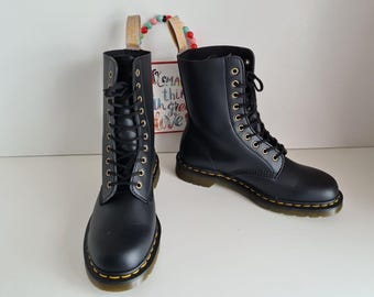 Dr Martens 1490 10 Eye England Vintage MIE Black Leather Ankle