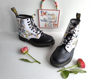 Botas Dr. Martens Pascal 1460 Wednesday Holmes for Pride, modelo liso, talla UK6, EU39, US8