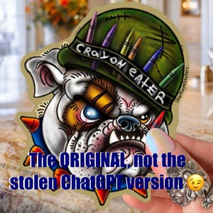 Puede incluir: Una taza de cerámica blanca con un asa negra y el texto "But First, Coffee" en negro, con una fuente de estilo manuscrito. La taza está sobre una superficie blanca.