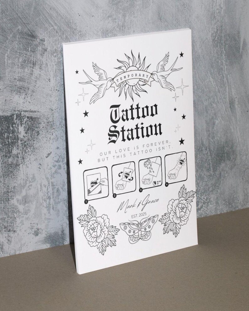 Puede incluir: Un cartel en blanco y negro con el texto "Temporary Tattoo Station" e instrucciones sobre c&oacute;mo aplicar un tatuaje temporal. El cartel tambi&eacute;n incluye el texto "Our love is forever, but this tattoo isn't." y el texto "Mark & Grace Est. 2025".