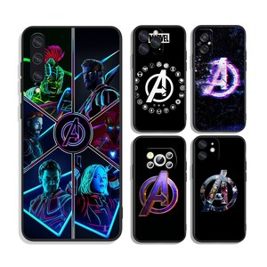Op de afbeelding: Set van vijf telefoonhoesjes met het Avengers-logo en de personages. De hoesjes zijn zwart met verschillende ontwerpen, waaronder een neonkleurig Avengers-logo, een gepixeld Avengers-logo en een collage van Avengers-personages.