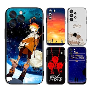 以下が含まれることがあります： アニメスタイルのイラストが描かれた携帯電話ケースのコレクション。オレンジ色の髪のキャラクターが宇宙を背景にしているものや、シルエットとテキストを使ったシーンなど、さまざまなデザインが施されています。ケースは黒色で、カラフルなグラフィックが特徴です。