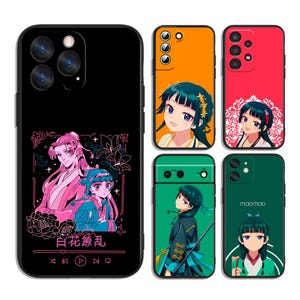 Può includere: Una collezione di custodie per telefoni con illustrazioni in stile anime. Le custodie presentano vari design, tra cui personaggi dai colori vivaci e dettagli floreali. Le custodie sono nere, arancioni, rosse e verdi.