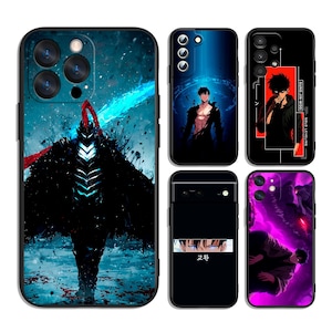 Op de afbeelding: Een verzameling telefoonhoesjes met anime-stijl illustraties. Ontwerpen omvatten een figuur met een blauw gloeiend zwaard, een personage in een zwarte jas en een personage met rode accenten. De hoesjes zijn zwart met diverse grafische illustraties.