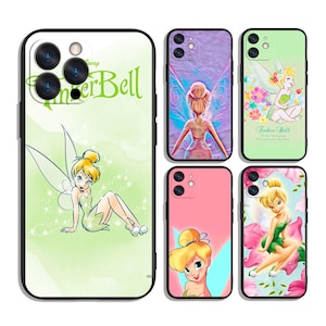 Può includere: Quattro diverse custodie per telefono con Trilly, una fata Disney. Ogni custodia ha un design diverso con Trilly in una posa diversa. Le custodie sono tutte nere con il retro trasparente.