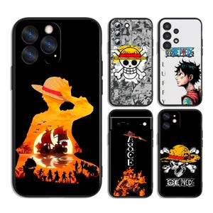 Può includere: Una collezione di custodie per telefoni nere con disegni della serie anime "One Piece". Le custodie mostrano vari personaggi e simboli, tra cui Luffy, Ace e il Jolly Roger.