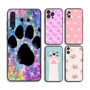 Op de afbeelding: Vijf verschillende telefoonhoesjes met potafdrukdesigns. De hoesjes zijn zwart met een verscheidenheid aan kleurrijke ontwerpen, waaronder een galaxy-print, roze potafdrukken, een witte kattenpoot en een roze-wit potafdrukpatroon.