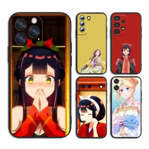 Pode incluir: Cinco capas de smartphone com ilustrações de personagens estilo anime. Os designs incluem uma rapariga de cabelo escuro e olhos amarelos, uma rapariga com túnica amarela, uma rapariga com traje vermelho, uma rapariga com fita branca e uma loira.