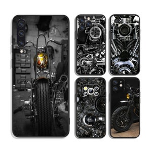 Pode incluir: Conjunto de cinco capas para telemóvel com designs diferentes. Uma capa mostra uma fotografia a preto e branco de uma motocicleta. As outras quatro capas apresentam um design a preto e branco de várias peças mecânicas.