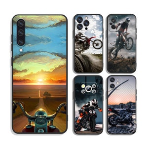Può includere: Una collezione di custodie per telefoni con temi di moto e motocross. I design includono una scena stradale al tramonto, un pilota su pista e un pilota a mezz'aria. Le custodie presentano vari stili di moto e scatti d'azione.
