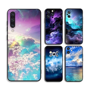 Può includere: Set di cinque custodie per telefono con diversi design di nuvole e cielo. Le custodie presentano un bordo nero e una varietà di colori, tra cui blu, viola, rosa e bianco.