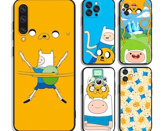 Op de afbeelding: Set van zes telefoonhoesjes met personages uit de animatieserie Adventure Time. De hoesjes zijn allemaal in verschillende kleuren en met verschillende personages, waaronder Finn, Jake en Prinses Bubblegum.
