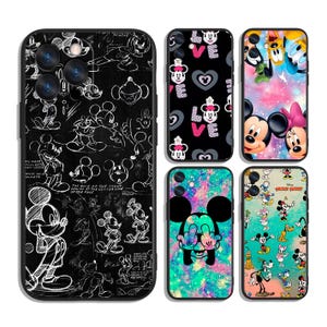Peut inclure: Ensemble de six coques de téléphone avec différents motifs de Mickey Mouse. Les coques sont noires avec une variété de motifs colorés, y compris des croquis de Mickey Mouse, des cœurs et des étoiles. Les coques sont toutes compatibles avec les iPhones.
