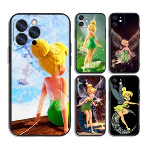 Puede incluir: Conjunto de cinco fundas para teléfono con Tinkerbell, un hada de Disney. Cada funda tiene un diseño diferente con Tinkerbell en una pose diferente. Las fundas son negras con una ventana de plástico transparente para mostrar el teléfono.