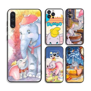 Op de afbeelding: Set van vijf telefoonhoesjes met verschillende illustraties van Dumbo de olifant. De hoesjes zijn zwart met een verscheidenheid aan kleurrijke ontwerpen. Een hoesje toont Dumbo met zijn moeder, een ander toont Dumbo vliegend met een gele hoed, een ander toont Dumbo in een badkuip, een ander toont Dumbo vliegend met een circustent op de achtergrond, en een ander toont Dumbo vliegend met een blauwe lucht en wolken op de achtergrond.
