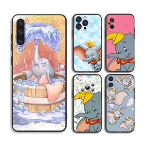 Op de afbeelding: Vijf verschillende telefoonhoesjes met een cartoon van Dumbo de olifant. De hoesjes zijn allemaal in verschillende kleuren en hebben verschillende ontwerpen. Eén hoesje toont Dumbo in een badkuip met bubbels, een ander toont Dumbo tegen een blauwe lucht, een ander toont Dumbo tegen een roze achtergrond, een ander toont Dumbo tegen een bloemige achtergrond en een ander toont Dumbo tegen een blauw-witte achtergrond.