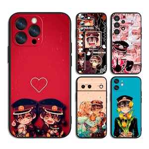 Pode incluir: Uma coleção de capas de telemóvel com ilustrações em estilo anime. As capas apresentam vários designs, incluindo personagens com uniformes, arranjos florais e texto. A paleta de cores inclui vermelho, preto e azul, com um design de coração branco numa capa.