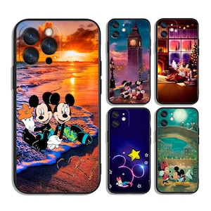 Könnte beinhalten: Sechs iPhone-Hüllen mit verschiedenen Disney-Charakteren und Szenen. Die Hüllen sind schwarz mit einer durchsichtigen Kunststoffrückseite, die das Design zeigt. Die Designs beinhalten Mickey Mouse und Minnie Mouse am Strand, Mickey Mouse und Minnie Mouse vor dem Big Ben, Mickey Mouse und Minnie Mouse vor einem Schloss, Mickey Mouse und Minnie Mouse vor einem Weihnachtsbaum, Mickey Mouse und Minnie Mouse vor dem Mond und Mickey Mouse und Minnie Mouse vor einem Sonnenuntergang.