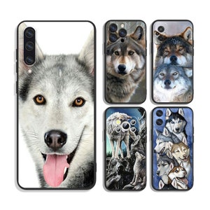 Pode incluir: Conjunto de cinco capas para telemóvel com diferentes designs de lobos. Uma capa tem um close-up do rosto de um lobo, outra tem um lobo a uivar para a lua e as outras três têm vários lobos em diferentes poses.