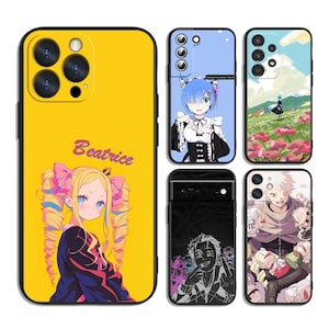 Op de afbeelding: Een collectie van vijf smartphonehoesjes met anime-stijl karakterillustraties. Eén grote gele hoes toont een blond personage met de tekst Beatrice. Andere hoesjes tonen diverse personages in kleurrijke, gedetailleerde scènes en grafische ontwerpen.
