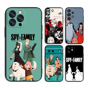 Può includere: Una collezione di custodie per telefoni con personaggi e il logo del titolo della serie anime "Spy x Family". Le custodie presentano vari design, tra cui illustrazioni di personaggi e il logo dello show in bianco e nero.