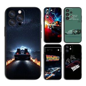 Può includere: Cinque cover per telefono con design di Back to the Future. Una mostra un'auto su una strada con scie di fuoco e fulmini. Un'altra raffigura un'auto in un tunnel temporale. Una cover verde presenta un'auto e del testo. Una mostra un'auto con il logo del film. Un'altra ha una grafica di un hoverboard.
