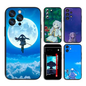 Può includere: Una collezione di custodie per telefoni con illustrazioni in stile anime. I design includono un personaggio di fronte a una luna piena, un personaggio in una foresta e un personaggio in un cielo stellato. Le custodie sono nere con grafiche colorate.
