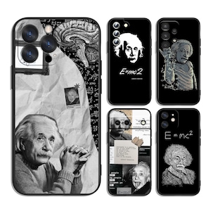 Op de afbeelding: Een collectie van vijf zwarte telefoonhoesjes met diverse grafische ontwerpen van Albert Einstein, waaronder portretten, de E=mc2-vergelijking, wetenschappelijke diagrammen en gedrukte citaten op een zwart-witte collage-achtergrond.