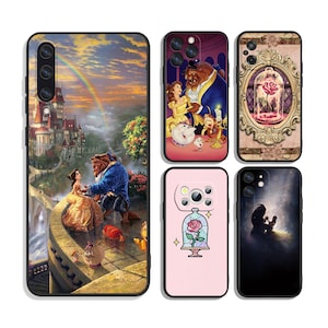 Puede incluir: Conjunto de seis fundas para teléfono con diferentes escenas de la película de Disney La Bella y la Bestia. Las fundas presentan imágenes de Bella, Bestia, la rosa encantada y el castillo.