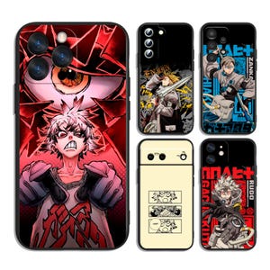 Può includere: Una collezione di custodie per telefoni con illustrazioni in stile anime. Le custodie presentano vari personaggi in pose dinamiche, con colori vivaci e design grafici. Le custodie sono nere, rosse e bianche.