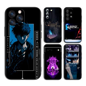 Op de afbeelding: Zwarte telefoonhoesjes met anime-ontwerpen. De ontwerpen tonen illustraties van personages in blauw en zwart, met teksten als "Solo Leveling" en "Arise". De hoesjes hebben een glanzende afwerking.