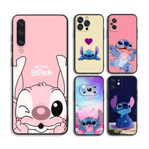 Può includere: Cinque diverse custodie per telefono con Stitch di Lilo & Stitch. Le custodie sono rosa, gialla, blu, nera e bianca con vari design di Stitch. Il testo "We love Stitch" è sulla custodia rosa.