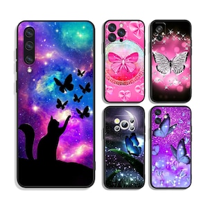 Könnte beinhalten: Satz mit sechs Handyhüllen mit verschiedenen Designs mit Schmetterlingen und Galaxie-Hintergründen. Die Hüllen sind schwarz mit verschiedenen Farben und Mustern.